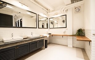 Warm Window Silom - Hostel