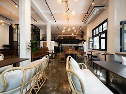 Warm Window Silom - Hostel