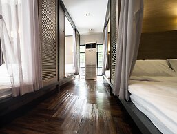 Warm Window Silom - Hostel