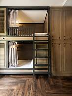 Warm Window Silom - Hostel