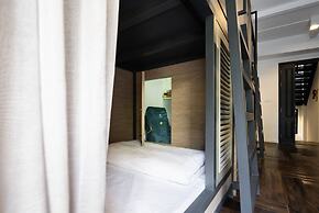 Warm Window Silom - Hostel