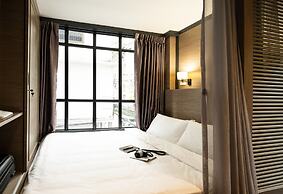 Warm Window Silom - Hostel