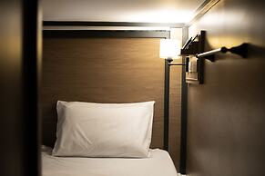 Warm Window Silom - Hostel