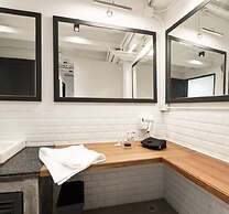 Warm Window Silom - Hostel