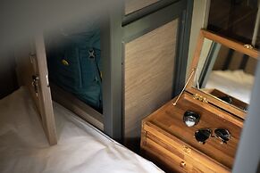 Warm Window Silom - Hostel