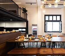 Warm Window Silom - Hostel