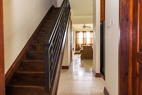 Kinsgton Modern Duplex Apartment with Pool