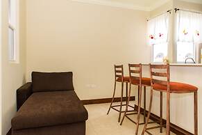 Kinsgton Modern Duplex Apartment with Pool