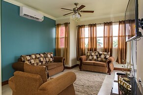 Kinsgton Modern Duplex Apartment with Pool