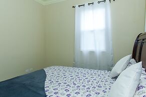 Kinsgton Modern Duplex Apartment with Pool