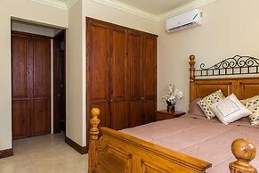 Kinsgton Modern Duplex Apartment with Pool