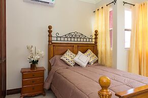 Kinsgton Modern Duplex Apartment with Pool