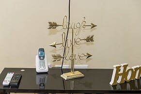 Kinsgton Modern Duplex Apartment with Pool