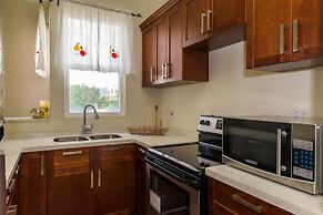 Kinsgton Modern Duplex Apartment with Pool