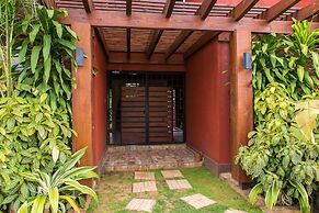 Kinsgton Modern Duplex Apartment with Pool