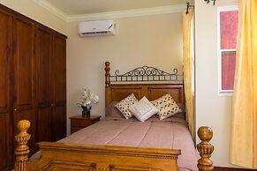 Kinsgton Modern Duplex Apartment with Pool