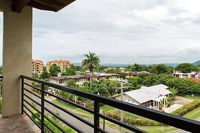 Kinsgton Modern Duplex Apartment with Pool