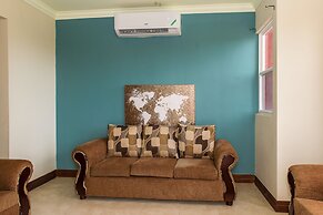 Kinsgton Modern Duplex Apartment with Pool