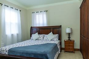 Kinsgton Modern Duplex Apartment with Pool