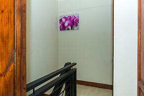 Kinsgton Modern Duplex Apartment with Pool