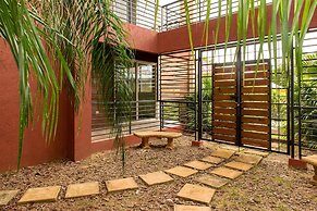 Kinsgton Modern Duplex Apartment with Pool