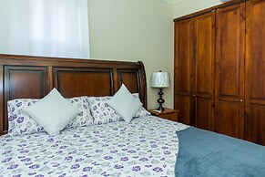 Kinsgton Modern Duplex Apartment with Pool