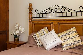 Kinsgton Modern Duplex Apartment with Pool