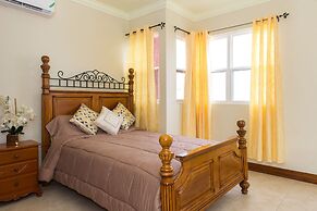 Kinsgton Modern Duplex Apartment with Pool