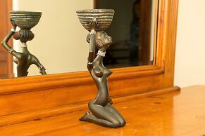 Kinsgton Modern Duplex Apartment with Pool