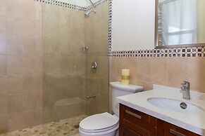 Kinsgton Modern Duplex Apartment with Pool