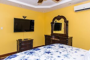 Kingston Luxury Family Retreat