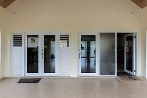 Ocho Rios Beach House at Dax Hall