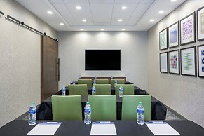 Holiday Inn Express & Suites Phoenix East - Gilbert, an IHG Hotel