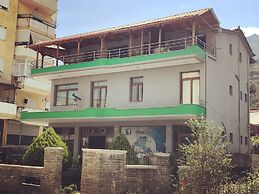 Gold Guest House & Bar