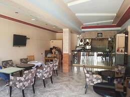 Gold Guest House & Bar