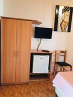 Gold Guest House & Bar