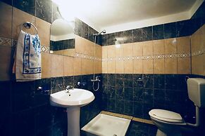 Gold Guest House & Bar