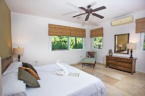 Villa Izcalli by PRP