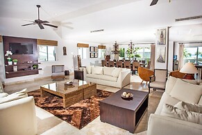 Villa Izcalli by PRP