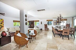Villa Izcalli by PRP