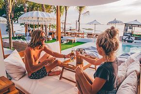 Ohana's Beachfront Resort & Beach Club