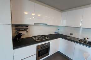 Luxury Apartment Front Lake View