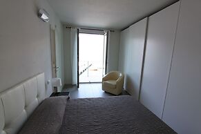 Luxury Apartment Front Lake View