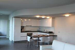 Luxury Apartment Front Lake View