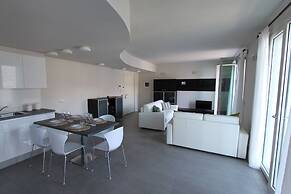 Luxury Apartment Front Lake View