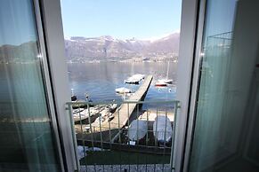 Luxury Apartment Front Lake View