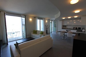 Luxury Apartment Front Lake View