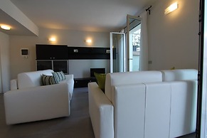 Luxury Apartment Front Lake View