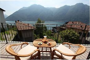 Cozy Attic Lake View in Nesso