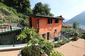 Cozy Attic Lake View in Nesso